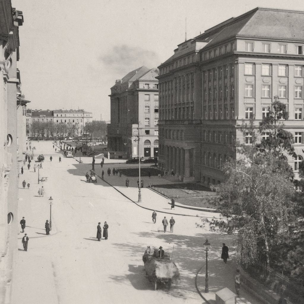 Mihanovićeva ulica, u pozadini Starčevićev trg i Trg kralja Tomislava, oko 1935. godine